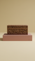 Boîte à bijoux en noyer sculpté